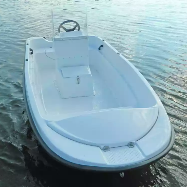 Стеклопластиковая лодка Пингвин с консолью (тримаран) в Геленджике