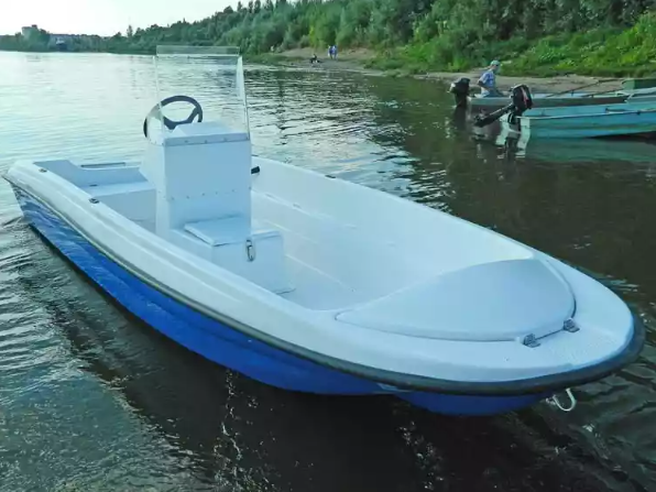 Стеклопластиковая лодка Пингвин с консолью (тримаран) в Геленджике