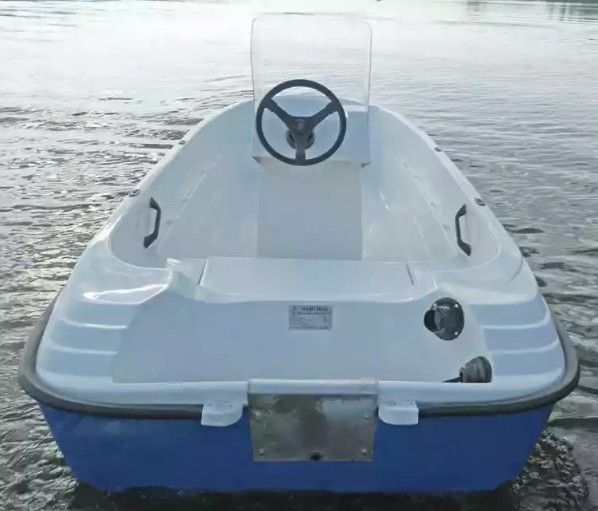 Стеклопластиковая лодка Пингвин с консолью (тримаран) в Геленджике
