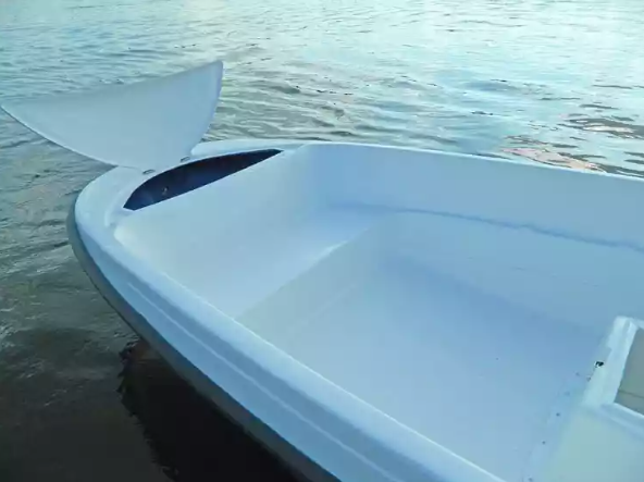 Стеклопластиковая лодка Пингвин с консолью (тримаран) в Геленджике