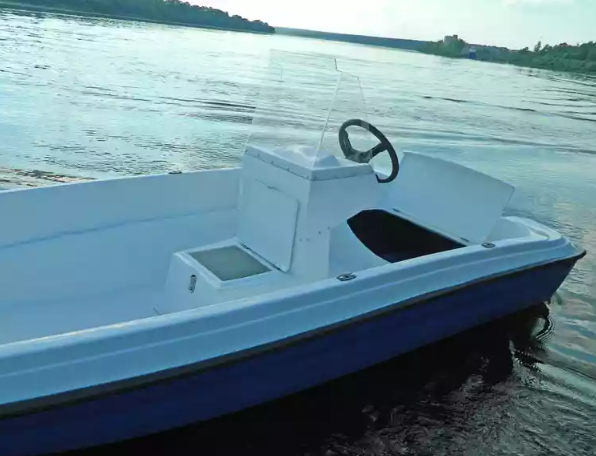 Стеклопластиковая лодка Пингвин с консолью (тримаран) в Геленджике