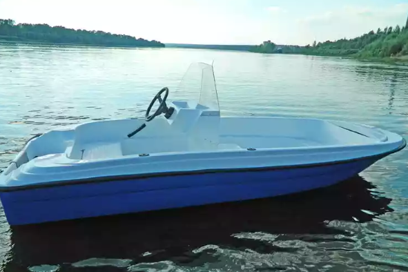 Стеклопластиковая лодка Пингвин с консолью (тримаран) в Геленджике