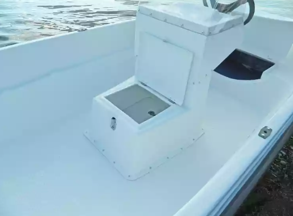 Стеклопластиковая лодка Пингвин с консолью (тримаран) в Геленджике