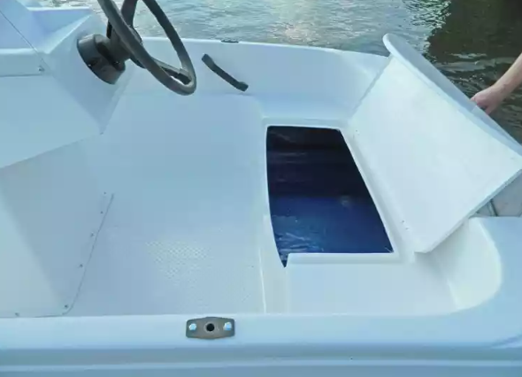 Стеклопластиковая лодка Пингвин с консолью (тримаран) в Геленджике